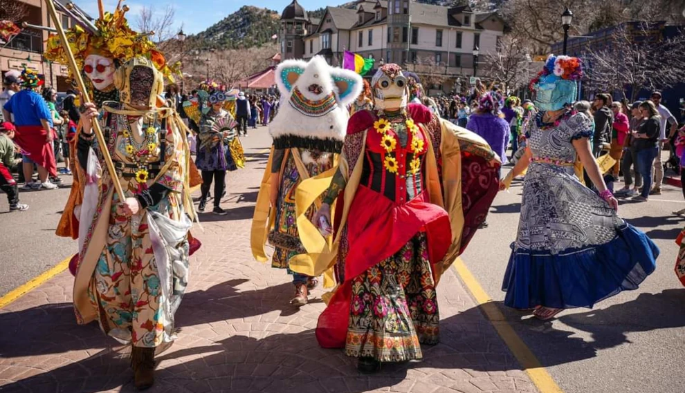 Robot Puppets performing at Carnivale